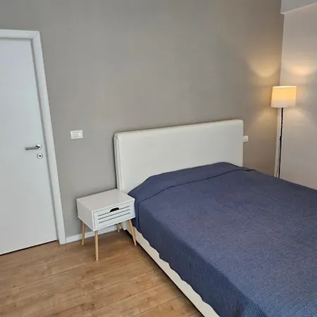 Rezidential - 50m Faleza Daire